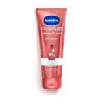 Para obtener mejores resultados, masajee generosamente sobre la piel a diario. El producto tiene una ligera fragancia agradable y adictiva. La fragancia de Supple & Soft tiene notas florales cremosas realzadas por suculentas y jugosas bayas rojas y un matiz verde. En Vaseline, creemos en el poder de una piel sana. Nos comprometemos a desarrollar productos para el cuidado de la piel con una eficacia superior que se sientan bien al usarlos. Nuestros productos hidratan tu piel para que sea más resistente, se recupere más rápido y brille con salud, porque creemos que una piel sana da como resultado una piel hermosa. Con Vaseline, no hay otra piel con la que quieras vivir.